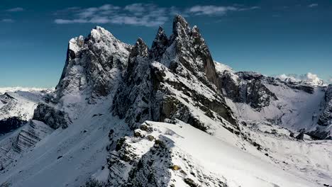 toma aérea del pico de la montaña seceda italia dolomitas