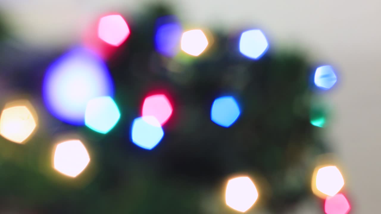 las luces de colores de navidad parpadean hermosamente fuera de foco.