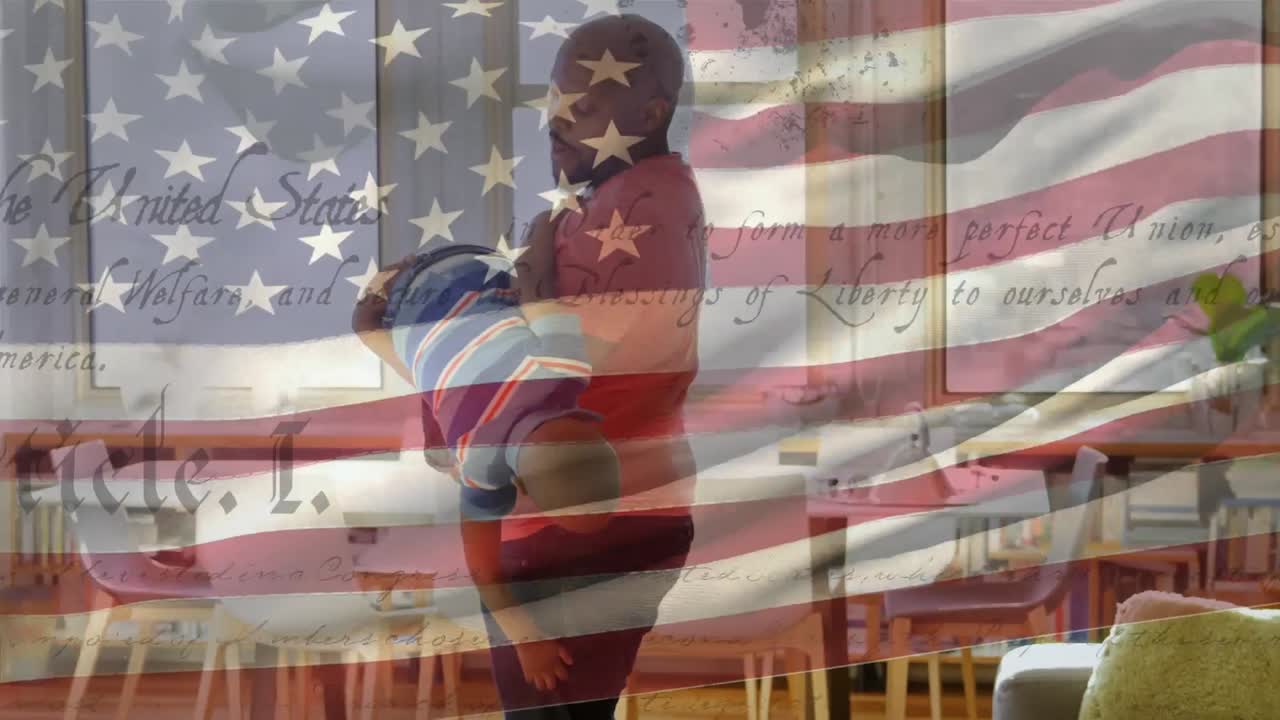 padre de raza mixta y su hijo jugando con nosotros ondeando banderas y la constitución en primer plano