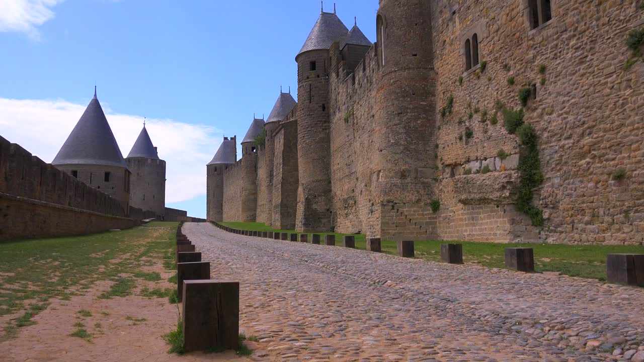 murallas alrededor de la hermosa fortaleza del castillo en carcassonne francia