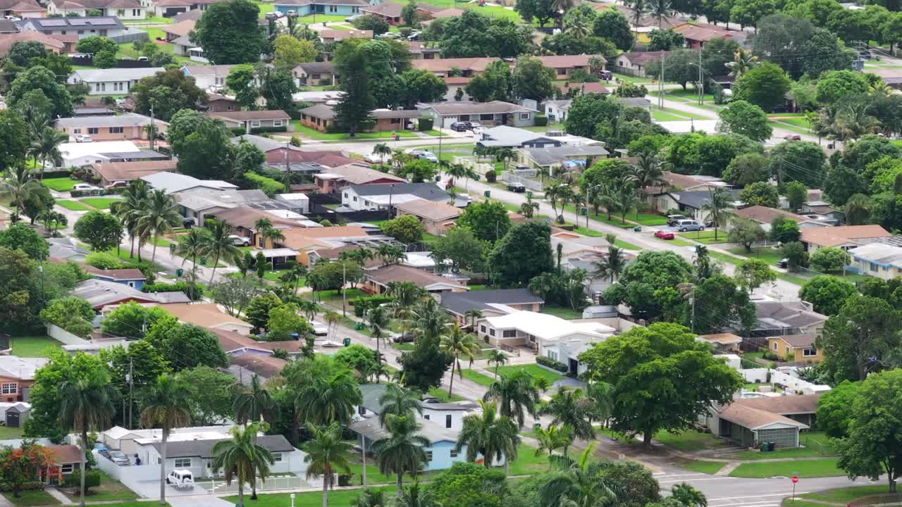 Barrio americano con palmeras y casas de diseño de una planta
