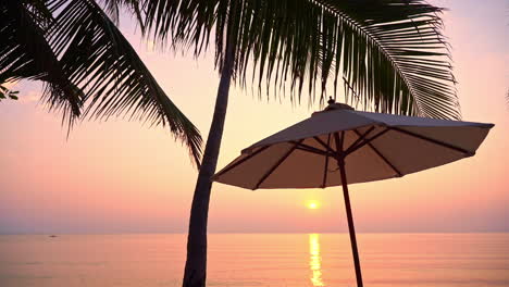 Majestätischer-Sonnenuntergang-über-Tropischem-Meer,-Strand,-Palmen-Und-Regenschirm-Auf-Exotischem-Reiseziel,-Statischer-Vollbild