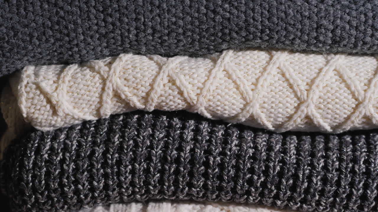 따뜻한 니트 옷 선반에 깔끔하게 쌓여있는 니트 겨울 의류