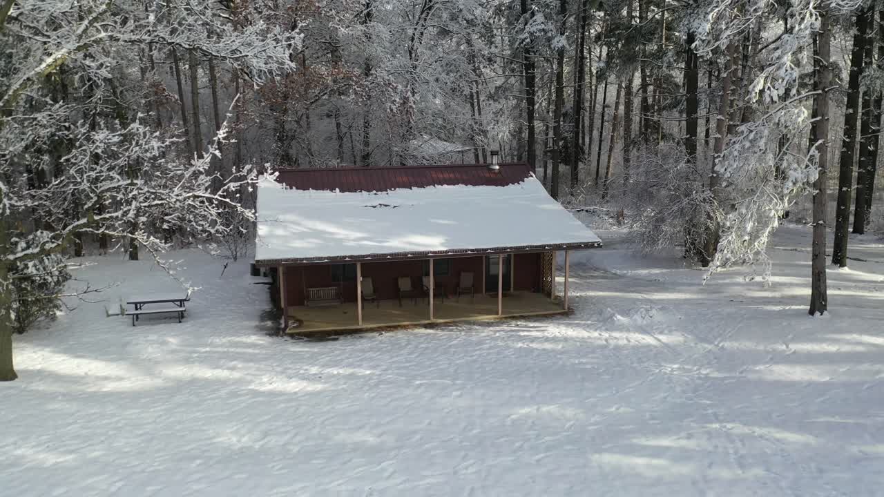 시골 숲의 겨울 방학 오두막, 거꾸로 공중으로 떠오르다