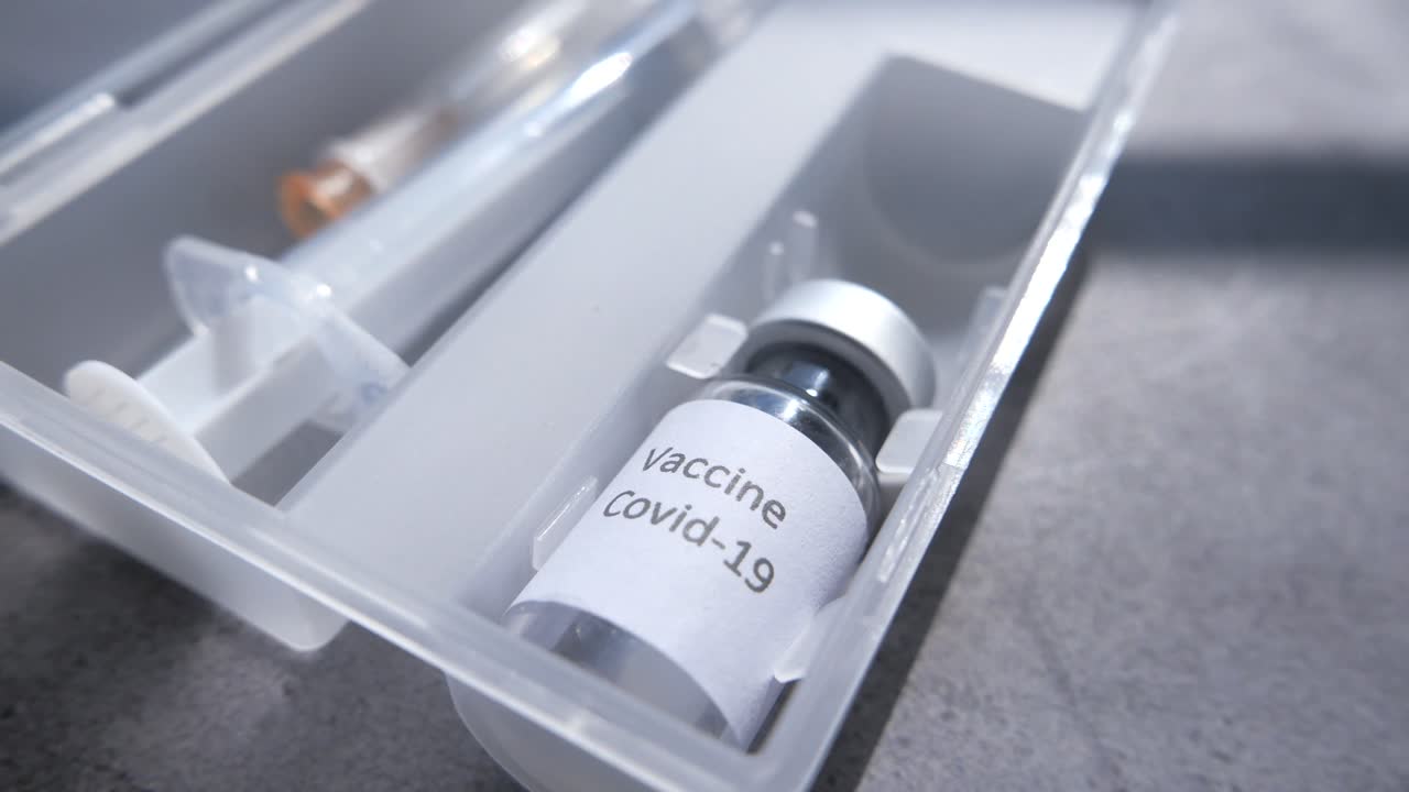 vacuna contra la covid-19 en un estuche de almacenamiento