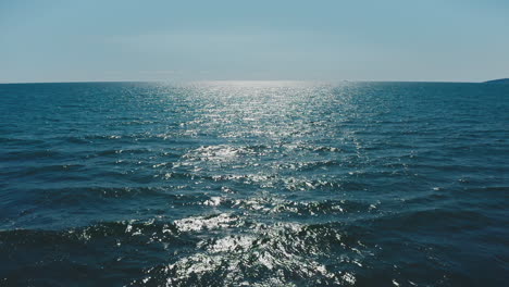 ocean waves and horizon