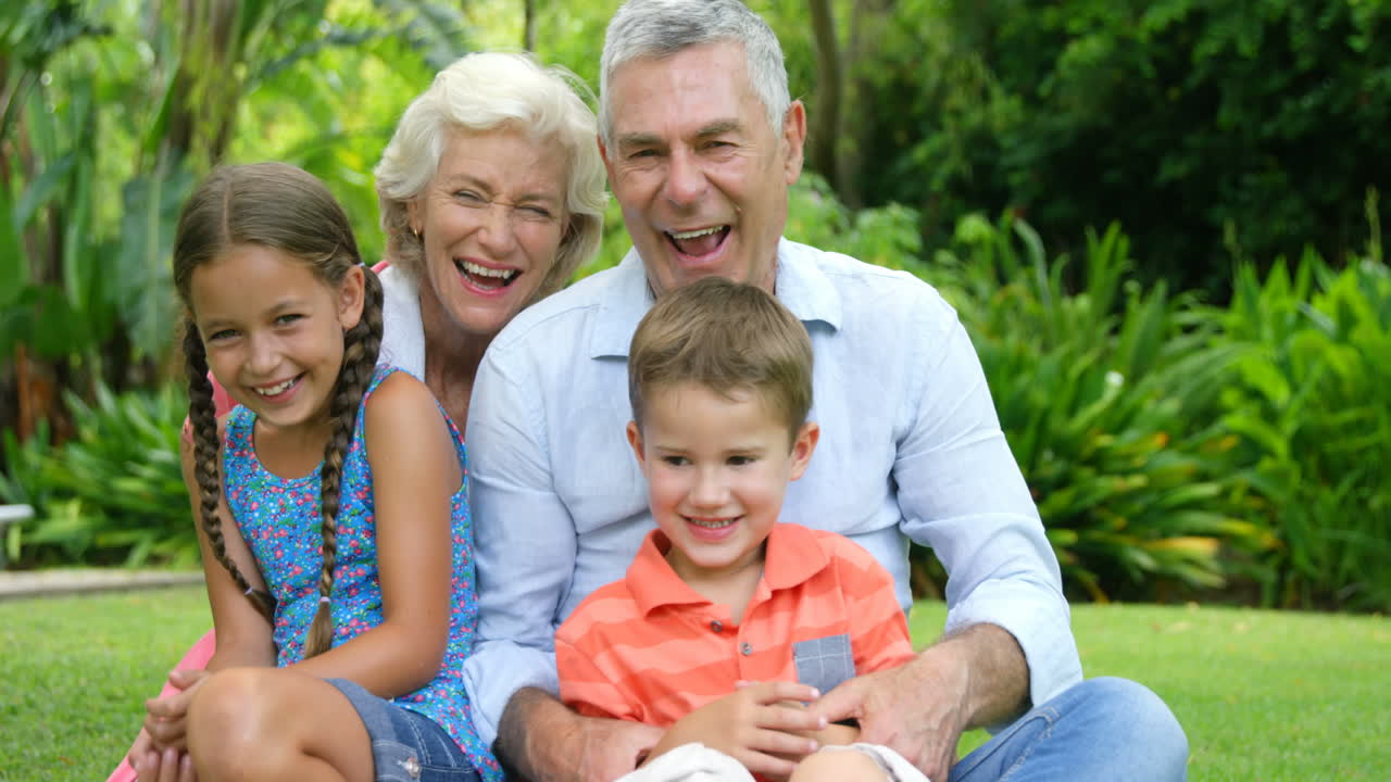 함께 포즈를 취하는 행복 한 가족