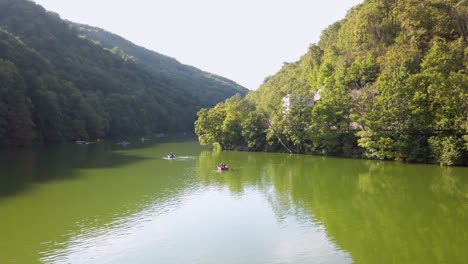 hermoso video giratorio en cámara lenta de hungría, lillafüred con la vista del famoso lago hámori y el bosque y las montañas en el fondo