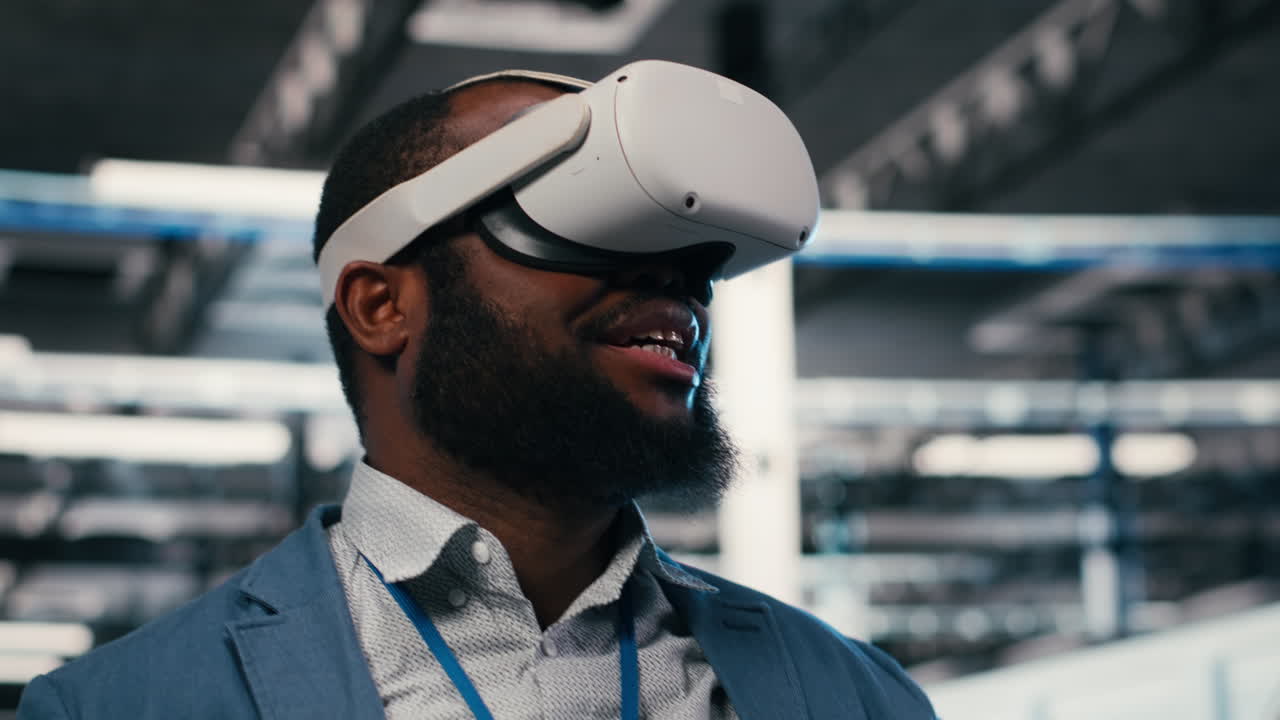 Uomo afroamericano che indossa un visore per la realtà virtuale.