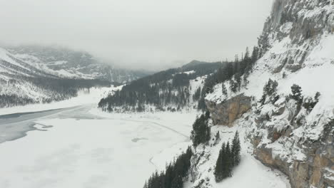 Antena-De-Pared-De-Montaña-Cubierta-De-Nieve-Con-Vistas-Al-Valle