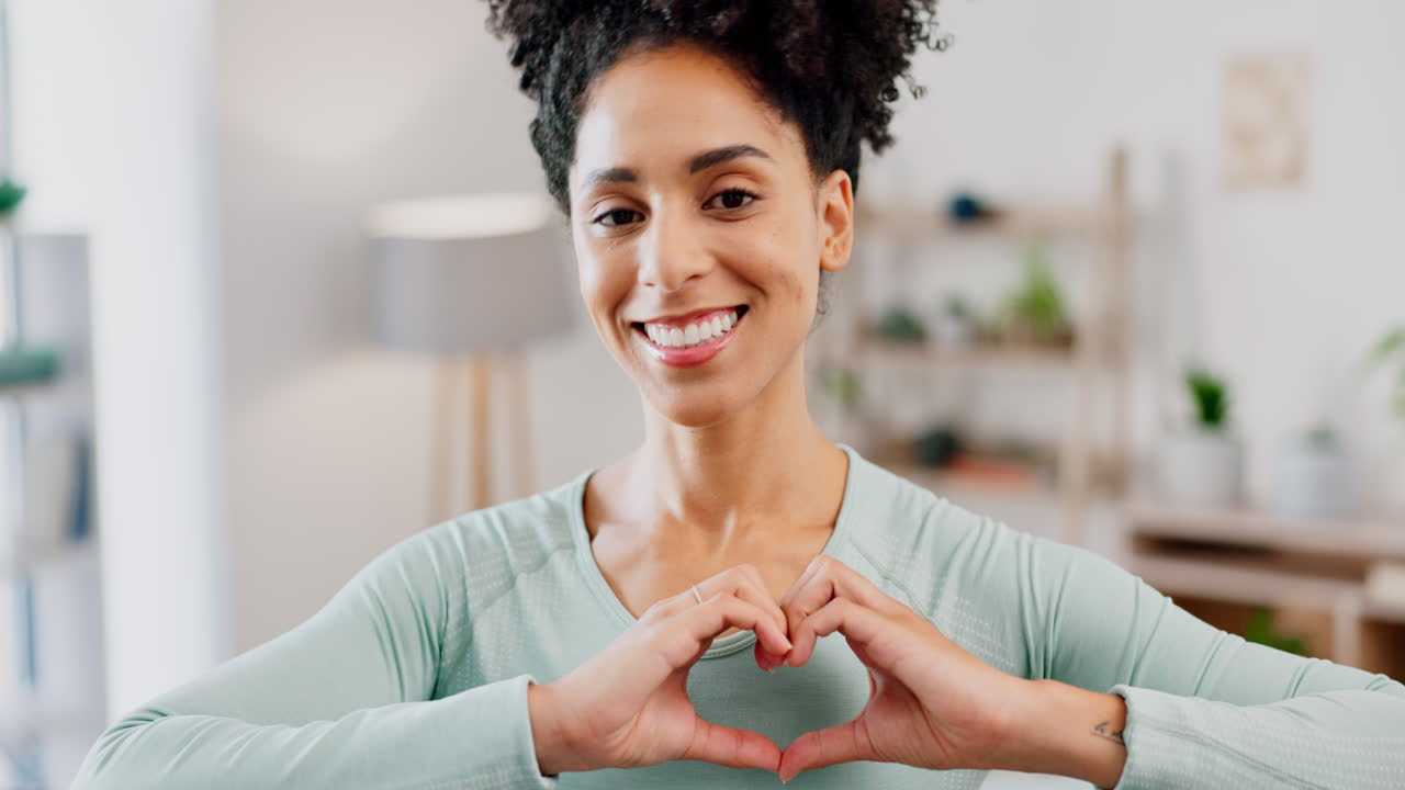 rostro, mujer feliz y manos para un corazón sano