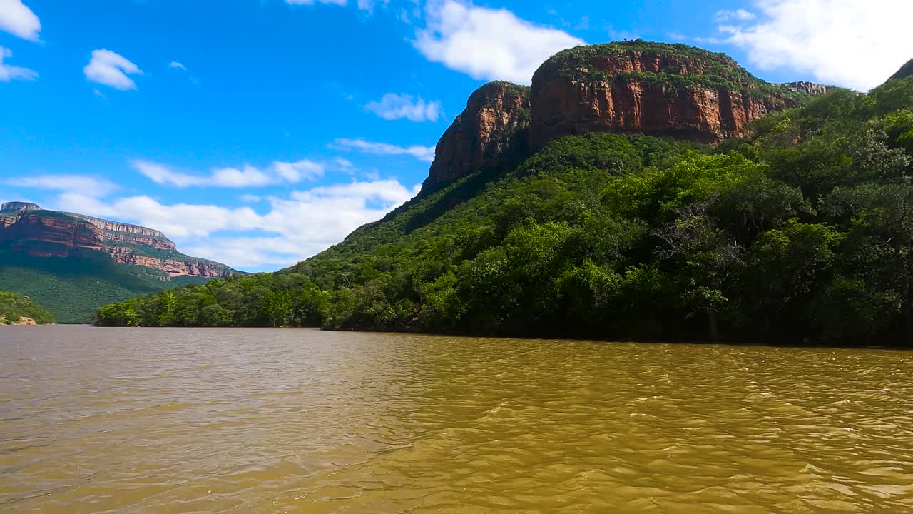 agua marrón en el cañón del río blyde, majestuosas montañas con bosque, sudáfrica