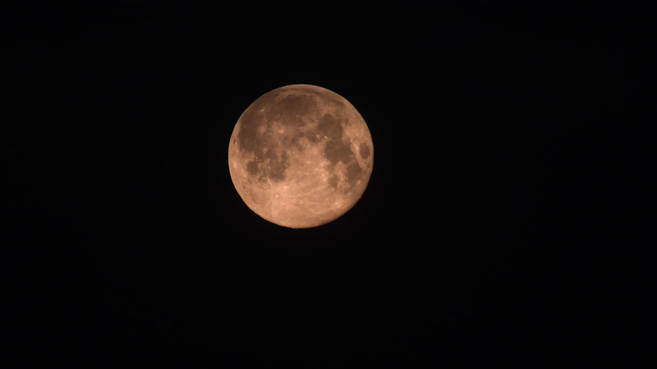 Lua cheia em fundo preto - close-up
