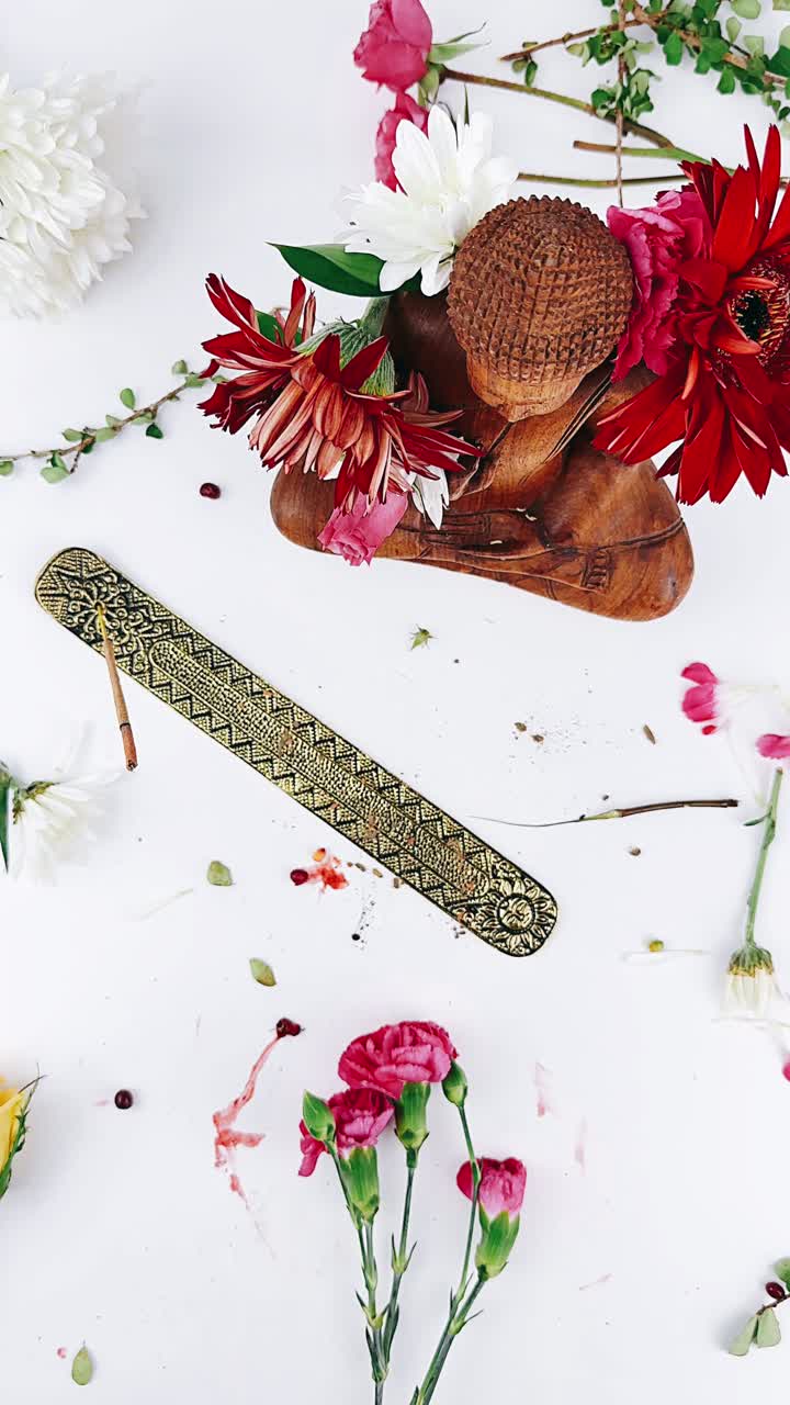 arreglo floral con quemador de incienso y estatua de buda