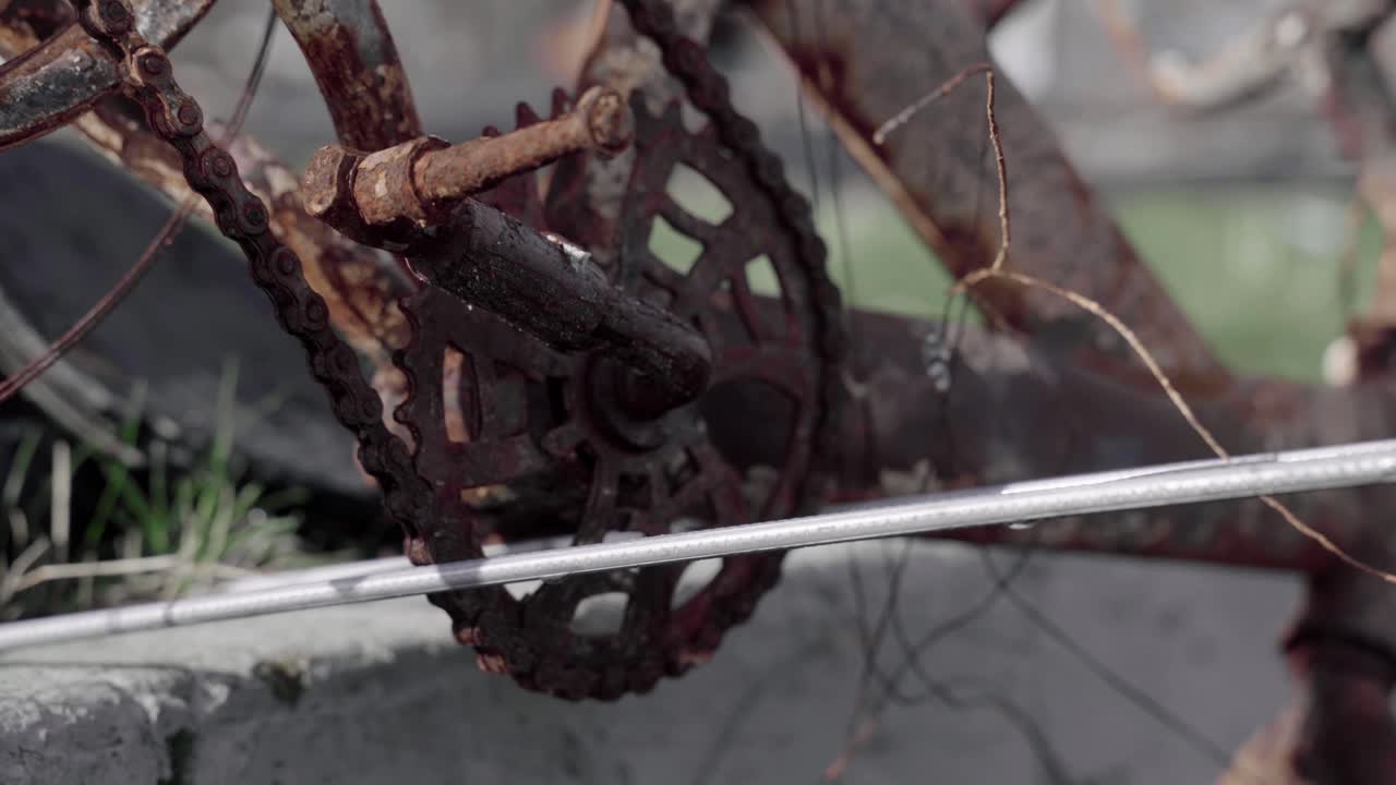 ржавая шестерня детского велосипеда - последствия лесного пожара - 4k