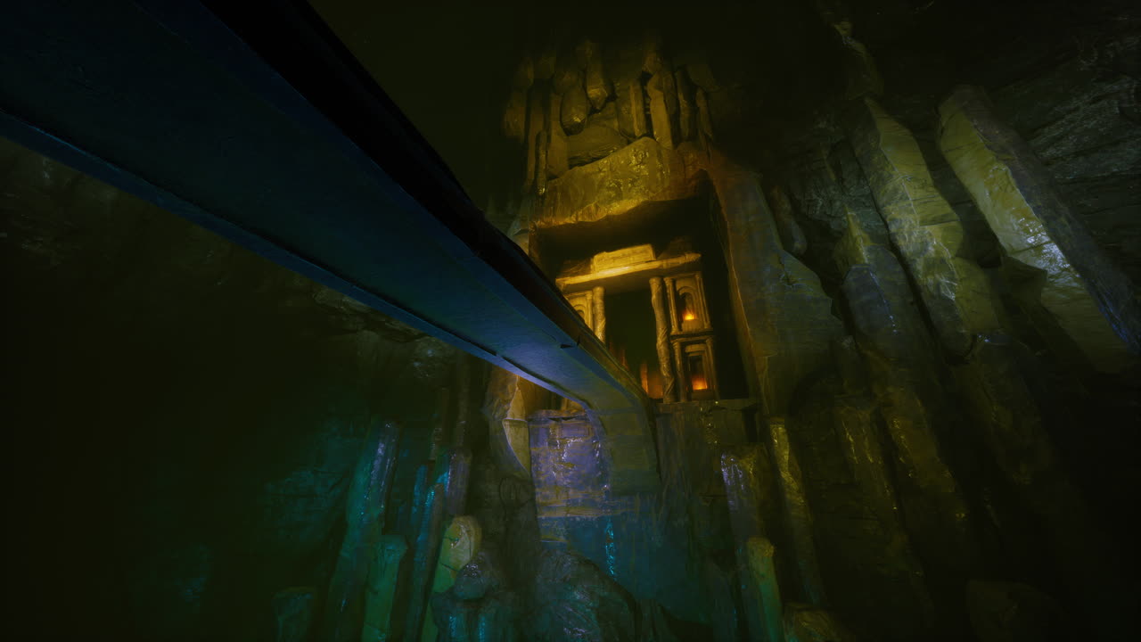 viejo puente de piedra dentro de una cueva grande