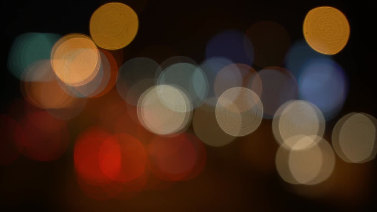 círculo borroso bokeh tráfico en la carretera por la noche