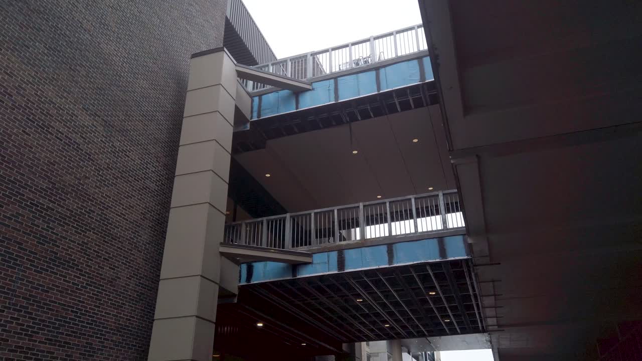 caminando por un estacionamiento en un centro comercial