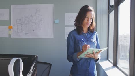 mujer de negocios que trabaja en una oficina moderna