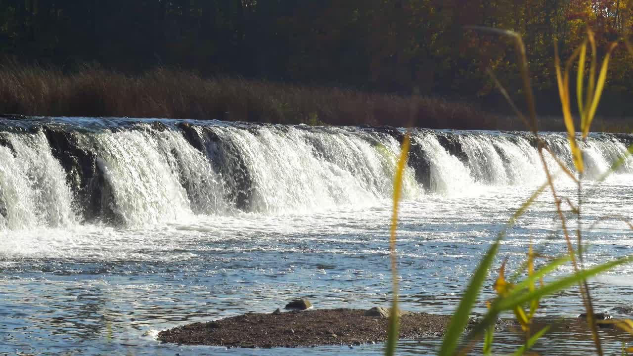 venta river rapid wide shot, la cascada más ancha de europa en un soleado día de otoño, ubicada en la ciudad de kuldiga, letonia
