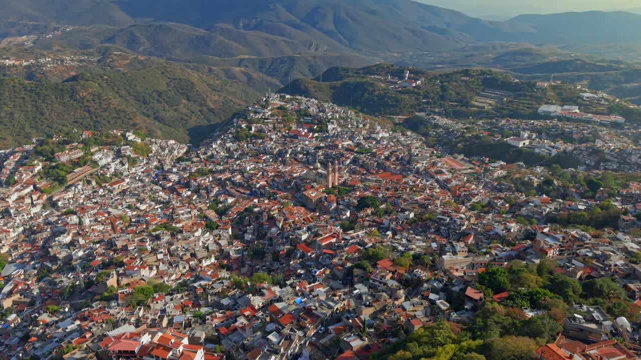 Panoraamanäkymä ylhäältä päin Taxco de Alarconin kaupunkiin aurinkoisena päivänä, siirtomaa-arkkitehtuuria ja tiilikattoja Guerreron osavaltiossa, Meksikossa
