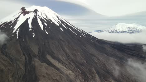 hermosa vista de los volcanes con capas nevadas