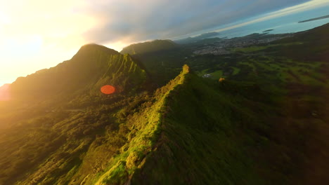 Fpv-drohne-In-Oahu-Hawaii-Geschossen,-Die-Den-Grat-Auf-Der-Pali-kerbenwanderung-Hinunterzoomt