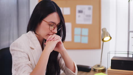 Mujer-Reflexionando-Y-Pensando-Pensativamente-En-La-Oficina