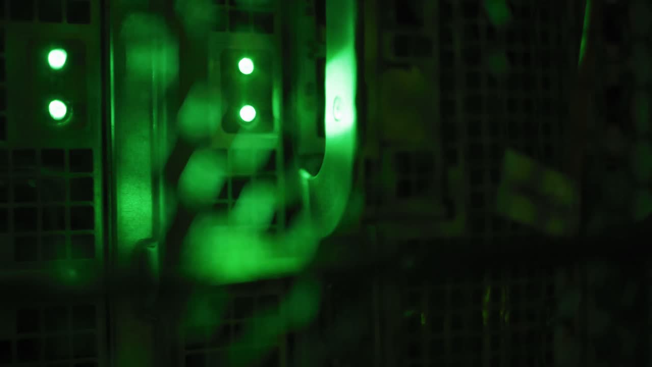 acercamiento de las luces de control verdes en los servidores informáticos en la sala de tecnología