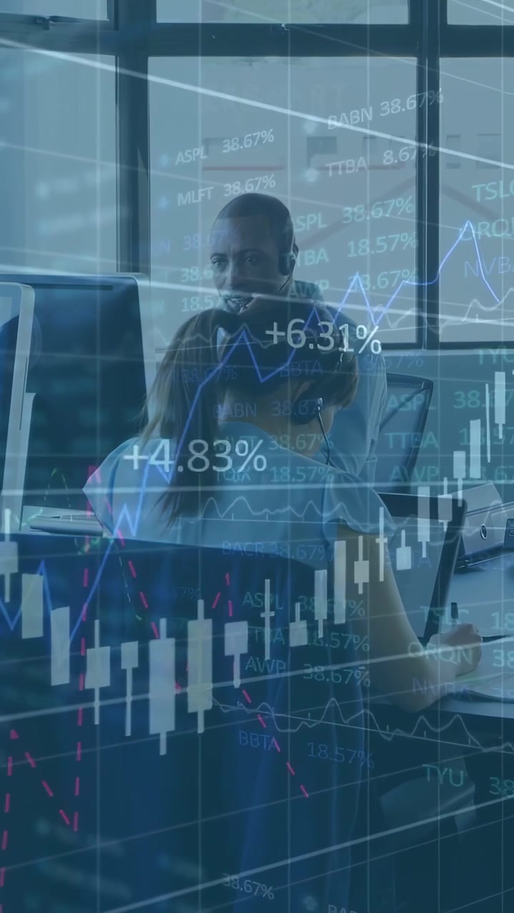 Video verticale: Donna che digita mentre il team visualizza il feed di mercato che genera grafici su schermi per la finanza.