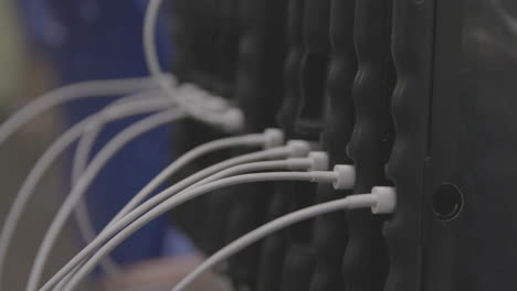 de cerca cargando tabletas en una escuela de tecnología