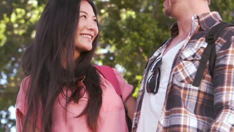 Pareja-Sonriente-Hipster-Mirándose