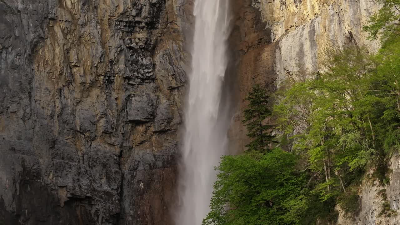 las altas cataratas de seerenbach caen por un acantilado escarpado rodeado de exuberante vegetación en amden, betlis, cerca de walensee, suiza