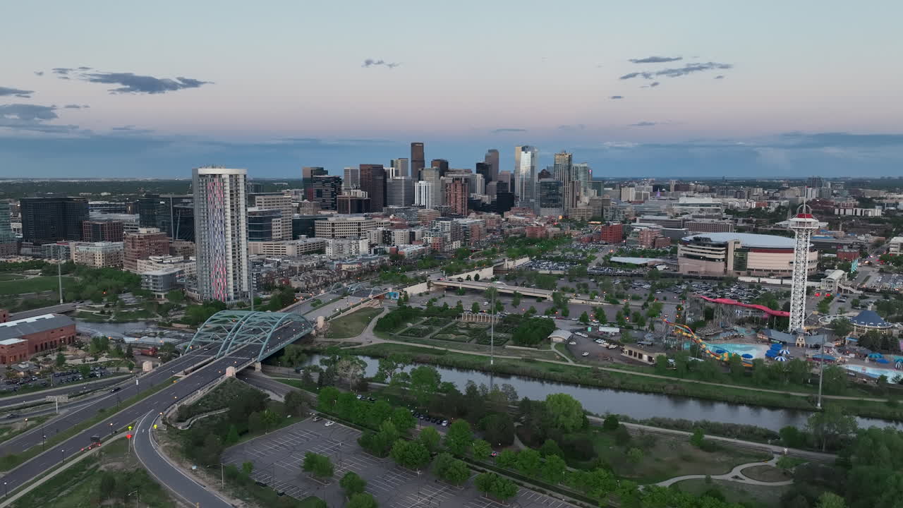 vista aérea del atardecer del horizonte de la ciudad de denver sobre el río south platte y auraria