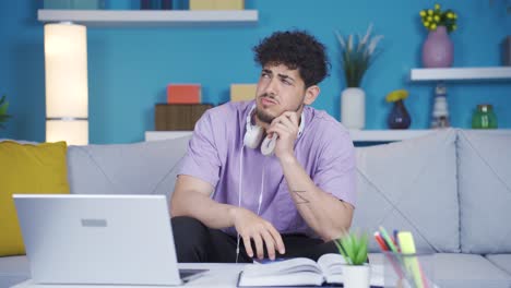 estudiante universitario que parece aburrido y desesperado.