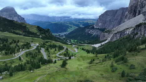 carretera de montaña serpentina en el paso alpino de las dolomitas de la montaña giau en italia