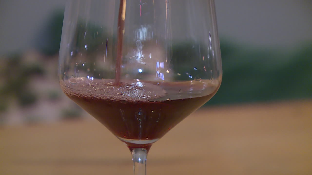 ⁇ 은 포도주 를 잔 에  ⁇ 는 것