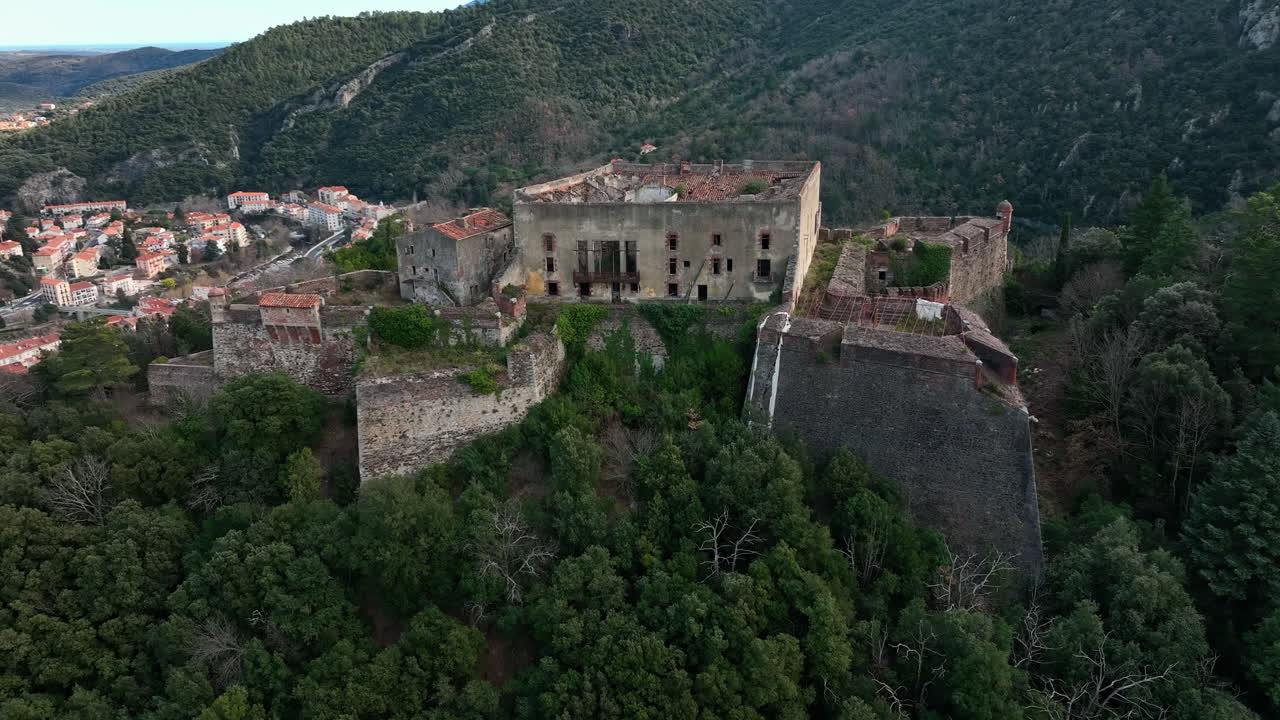 sobrevolando amélie-les-bains, revelando las antiguas murallas defensivas de la ciudad.