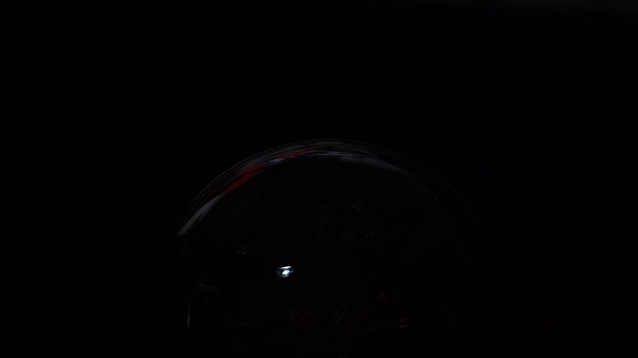 밝은 아이디어: 전구 발명 또는 아이디어 개념, 아이디어의 상징, 검은 바탕에 빛이 켜집니다.