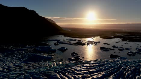 Glaciar-Skaftafellsjokull-Y-Montañas-Volcánicas-Al-Atardecer-En-El-Sur-De-Islandia---Disparo-Aéreo-De-Drones