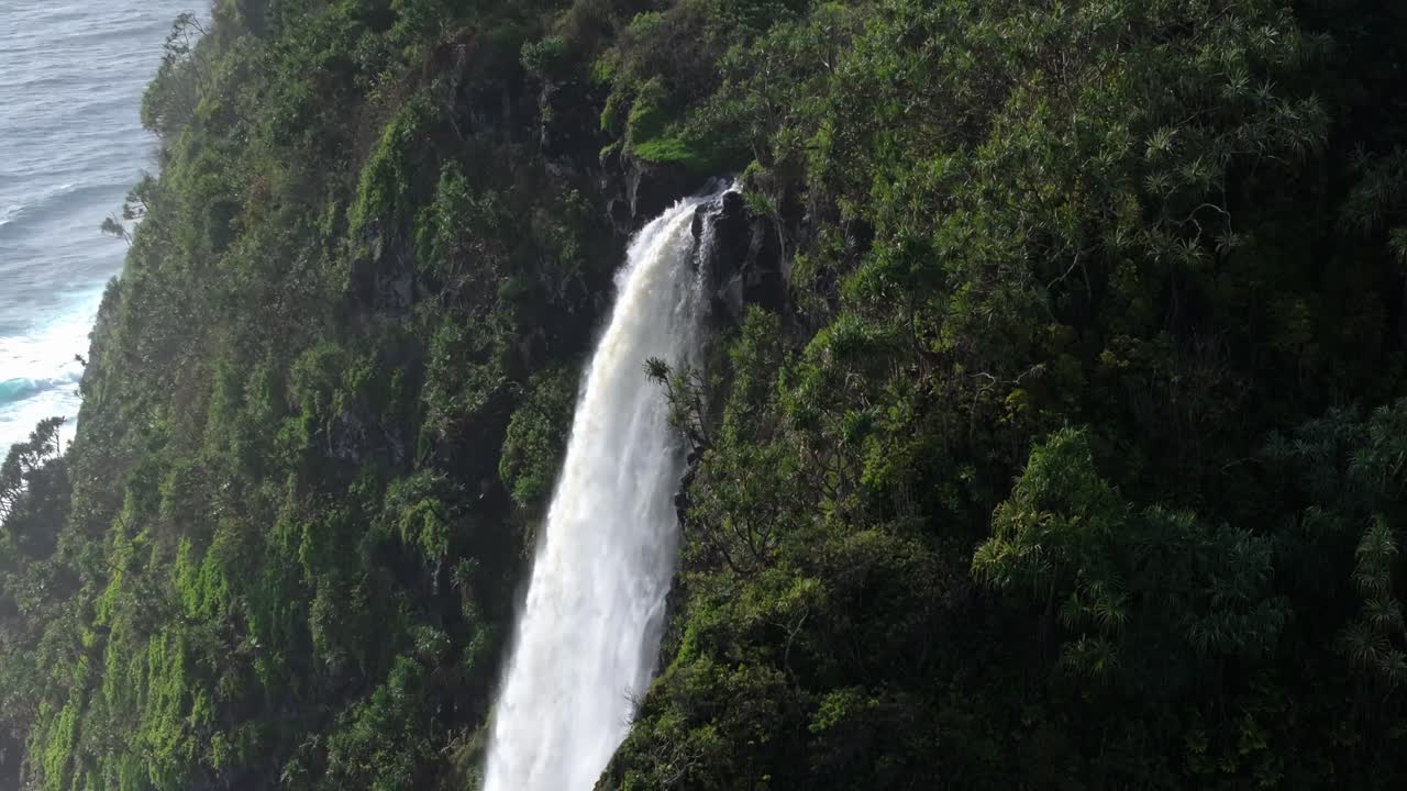 las cataratas caen por un acantilado empinado en la costa, costa norte de maui.