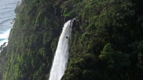 Wasserfälle-Stürzen-Von-Steilen-Klippen-Auf-Die-Küste,-Nordküste-Von-Maui