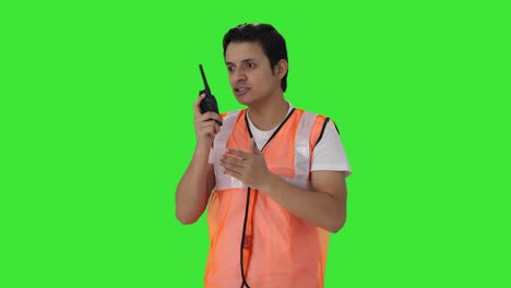el trabajador del personal de tierra del aeropuerto indio enojado gritando en la pantalla verde del walkie talkie