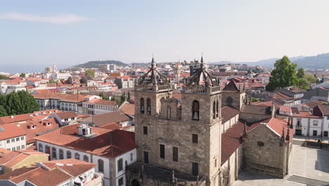 Edificio-Antiguo-E-Histórico-De-La-Catedral-De-Braga-Con-Una-Vista-Panorámica-De-Las-Casas-Típicas-En-La-Ciudad-De-Braga,-Portugal-En-Verano