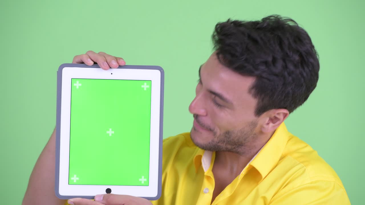 행복한 젊은 잘생긴 히스패닉 사업가