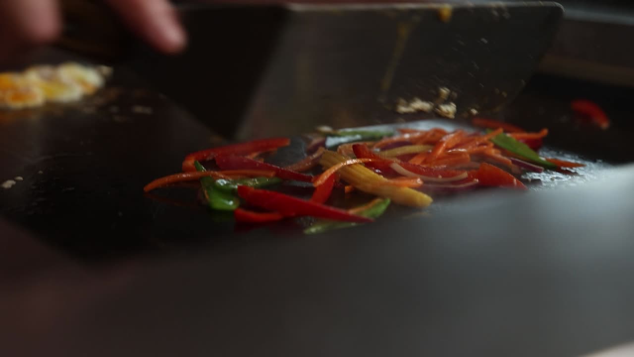 freír verduras en una placa caliente