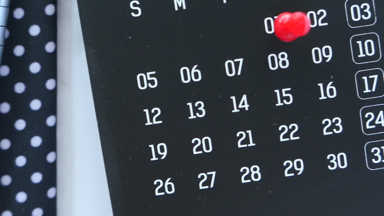 calendario con un alfiler rojo
