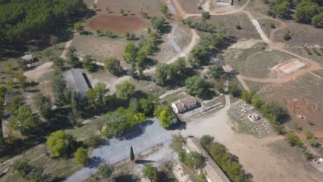 vista aérea de las antiguas instalaciones del ejército con cuarteles y un campo de tiro abandonados
