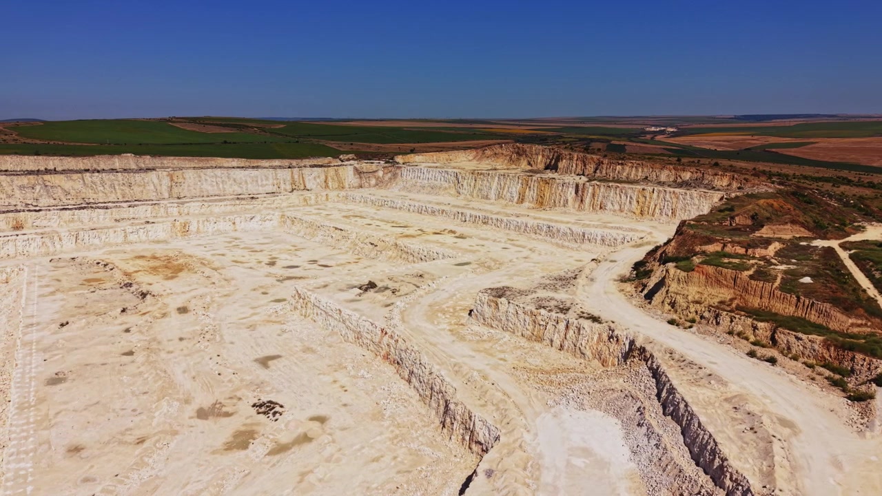Pedreira com paisagem circundante durante um dia ensolarado e brilhante