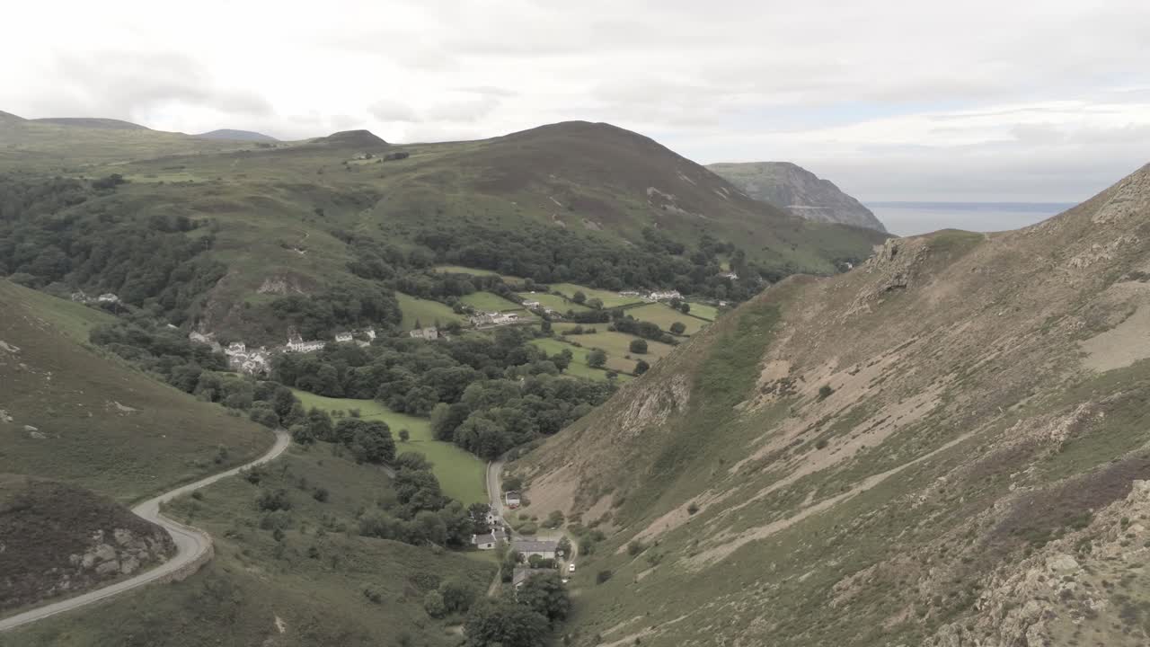 capelulo penmaenmawr montaña galesa valle costero vista aérea norte de gales tiro lento aumento